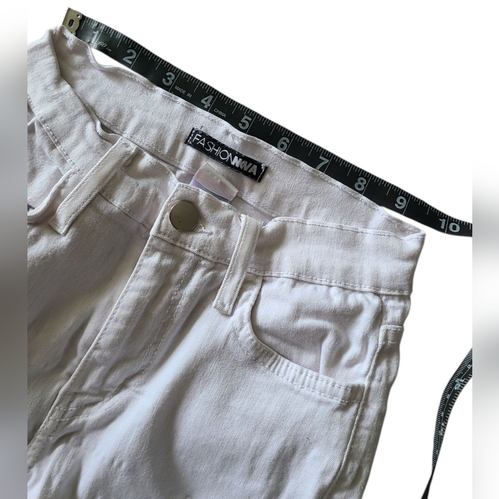 FASHION NOVA | DISTRESSED | WHITE JEANS |SIZE 1 (W24) - Picture 7 of 11